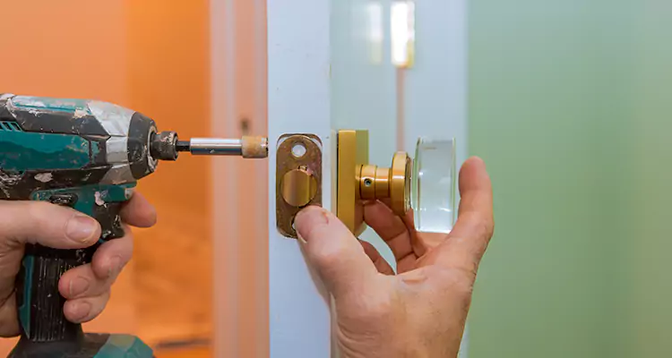 Broken Door Knob Fix in Englewood, FL
